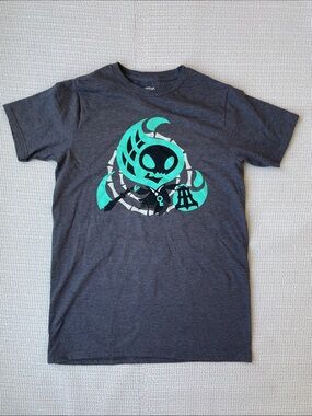 Riot Games Graphic Skull Crest Tee in Teal on Charcoal - Sz S